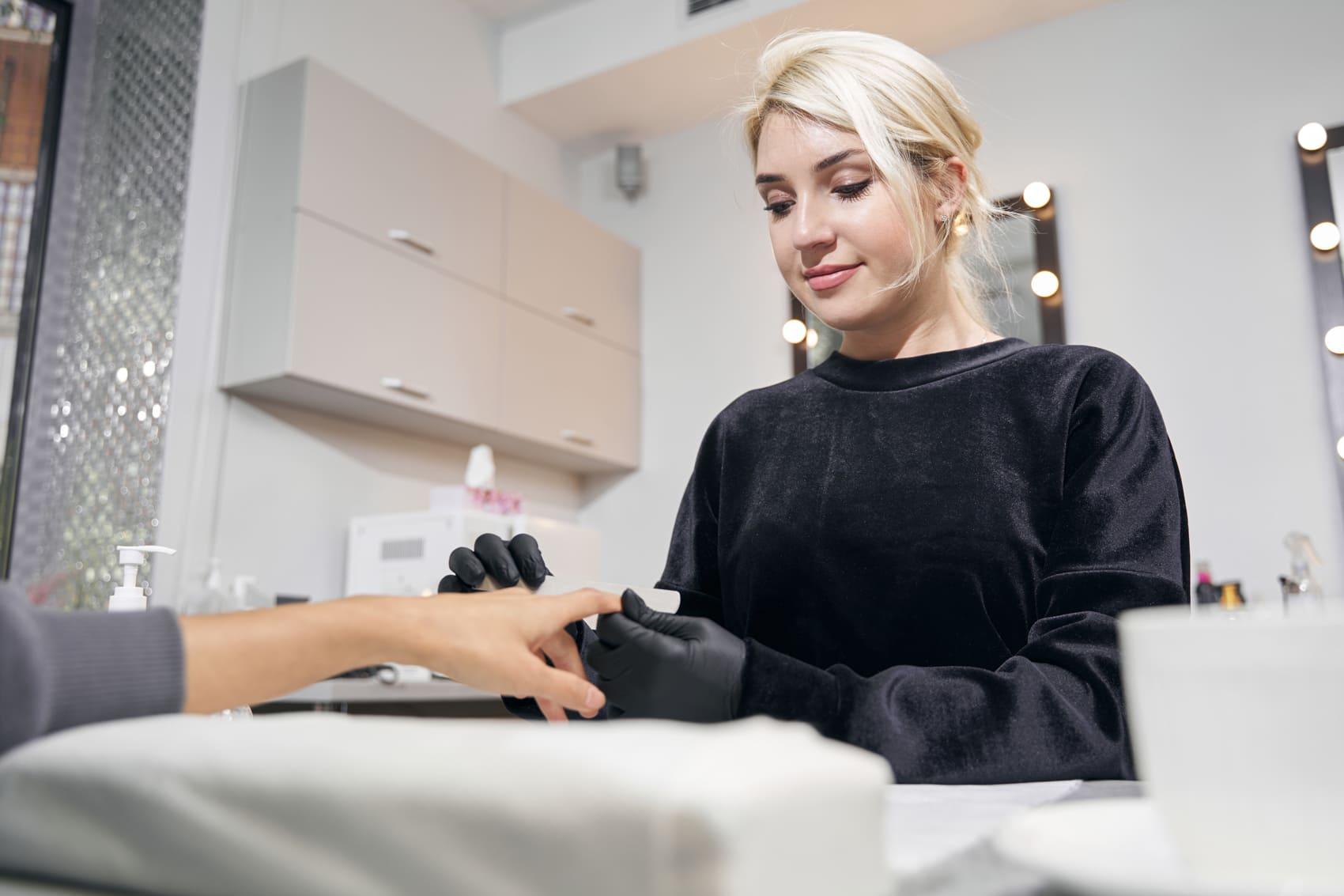 บริการทำเล็บเจล ต่อเล็บ และสปามือเท้าครบวงจร